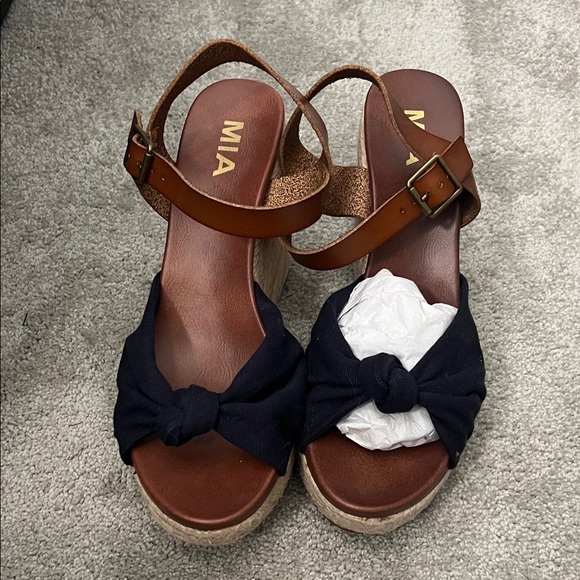 MIA Women's Tan and Navy Wedge Sandals NWOT Stitch Fix - Picture 2 of 3